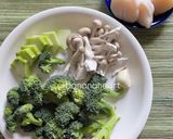 A picture of step 1 of Chinese-Style Stir-Fried Broccoli and Scallops.