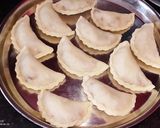 रव्याच्या करंज्या! ओल्या नारळाच्या करंज्या (ravyachya karanjya recipe in marathi) रेसिपी स्टेप 4 फोटो 