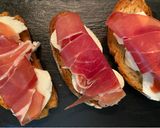 Foto del paso 4 de la receta: Bruschetta de mozzarella con jamón y albaricoques
