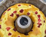 صورة لخطوة 4 من وصفة كيكة الزبادي بقطع الفراوله🍓🍓🍓