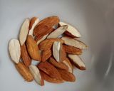 A picture of step 2 of Espinacas a la Catalana.