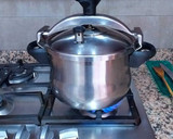 Foto del paso 4 de la receta: Alubias pintas con acelgas y sofritada de hojas de acelgas