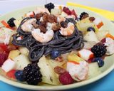 Foto del paso 1 de la receta Espaguetis negros con frutas y gambas