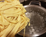Foto del paso 8 de la receta: Tallarines frescos con variado de setas con salsa roja