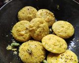 मूंग दाल की तड़के वाली इडली (moong dal ki tadka wali idli recipe in hindi) रेसिपी चरण 6 फोटो