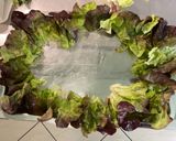 Une image de l'étape 3 de Salade composée au concombre, tomates, feuille de chêne et oignon rouge.