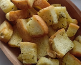 Foto langkah ke 4 dari resep Simple Croutons.