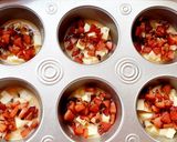Foto del paso 3 de la receta: Huevo con salchicha y queso al horno