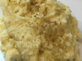 Puré de papa con mantequilla tostada y cebolla caramelizada