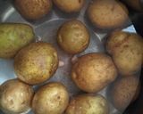 Gambar langkah 2 resipi Smashed Potatoes 🥔.