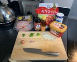 รูปขั้นตอนการทำที่ 1 ของ ข้าวหน้าไก่ผัดกิมจิ