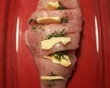 Foto del paso 4 de la receta: Pechuga de pollo al horno, con romero y mantequilla