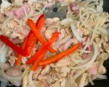 A picture of step 7 of Egg noodles stir-fried with chicken and bacon.