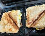 A picture of step 2 of Leftover dal grilled sandwich.