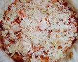Foto langkah ke 7 dari resep Pizza homemade dengan stuff crust keju.