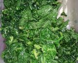 Foto langkah ke 5 dari resep Tumis daun dan bunga pepaya.
