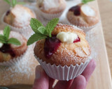 Foto del paso 14 de la receta: Magdalenas con kiwi y fresas rellenas de crema y coulis de frutos del bosque (sin gluten)