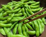 Foto del passaggio 4 della ricetta Come cucinare soia edamame in baccello surgelata