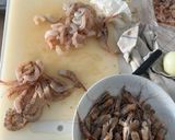 A picture of step 1 of Grandma Carmela’s Gambas al Ajillo 👵🏻.
