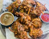 A picture of step 4 of Crispy Aloo, Palak aur Pyaaz ke pakoray.