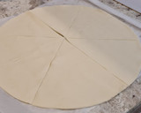 Foto del paso 2 de la receta: Croissant de jamón York y queso mozzarella