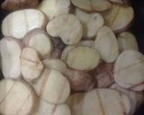 Foto del paso 5 de la receta: Hígado sellado, papas rústicas, sofrito de morrón, cebolla y ajo