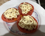 Foto del paso 2 de la receta: Láminas de tomate con espárragos atún mahonesa tortilla en Lékué y huevos de codorniz