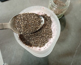 Foto del paso 5 de la receta: Vasitos de yogur y fresas