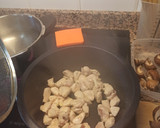 Foto del paso 1 de la receta: Pasta con pollo y champiñones