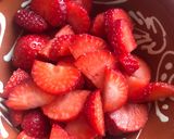 Foto del paso 3 de la receta Macedonia de fresas en zumo de naranja, con sal y sin azúcar. Fuerza contra el virus!!