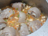 Frijoles con patitas de cerdo