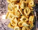 Foto del paso 3 de la receta: Tortellini de Espinaca y Ricota con Salsa de Frutosecos y Quesos