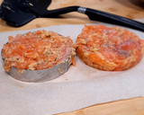 Foto del paso 6 de la receta: Hamburguesa de salmón con salsa de pepino (Sin sal añadida)