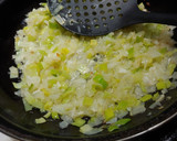 Foto del paso 3 de la receta: Salmón en salsa de naranja y marisco