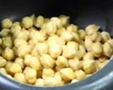 A picture of step 1 of Garlic hummus.