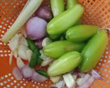 Foto langkah ke 1 dari resep Asem Asem Ayam Belimbing Wuluh.