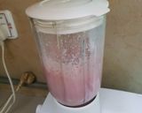 A picture of step 1 of Creamy strawberry shake.