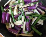 A picture of step 3 of Drumsticks Brinjal curry.