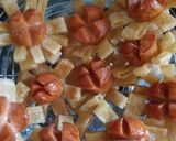 Foto langkah ke 5 dari resep Bunga Pangsit Goreng Sosis.