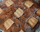 A picture of step 5 of Candi Biscuit Brownie 🤎🤎.