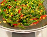 Foto langkah ke 4 dari resep Tumis Bunga Genjer (tidak pahit dan warnanya tetap hijau segar).
