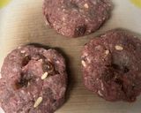 Foto del paso 3 de la receta: Hamburguesa de Pasas y Piñones con Salsa Roquefort y Pan Negro …