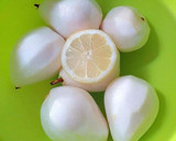 Foto del paso 1 de la receta: Peras en almíbar de fresas y agua de rosas