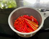 Hình bước làm 1 của món Ớt rim đa dụng dùng kèm bún mì miến