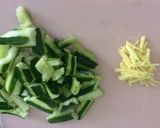 Foto del passaggio 2 della ricetta Contorno di cetriolo e zenzero in marinatura rapida