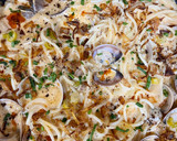 Foto del paso 9 de la receta: Spaghetti caldoso con almejas, coco, piparras y café