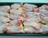 Foto del paso 1 de la receta: Asado de alas de pollo en salsa verde