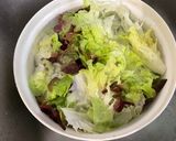 Une image de l'étape 1 de Salade composée au concombre, tomates, feuille de chêne et oignon rouge.