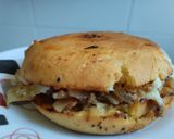 Foto del paso 7 de la receta: Sándwich🥯de cebolla🧅y tocineta🥞 caramelizada🥓con queso🧀en pan de almojábana🥯