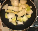 A picture of step 1 of Simple beef and onion soup.